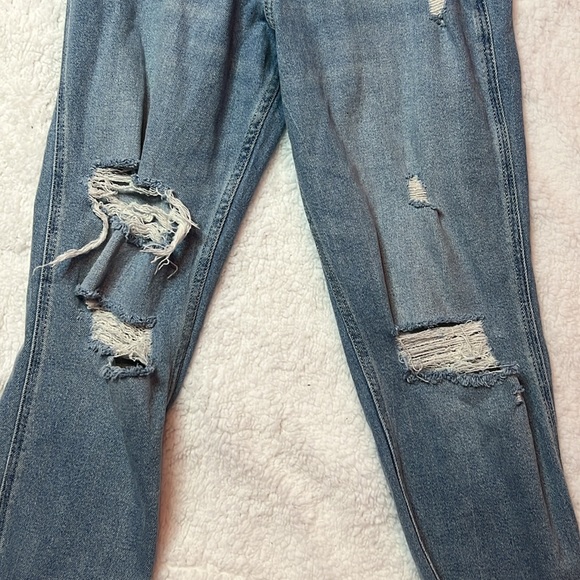Hollister ripped curvy high rise mom jeans - Picture 4 of 5